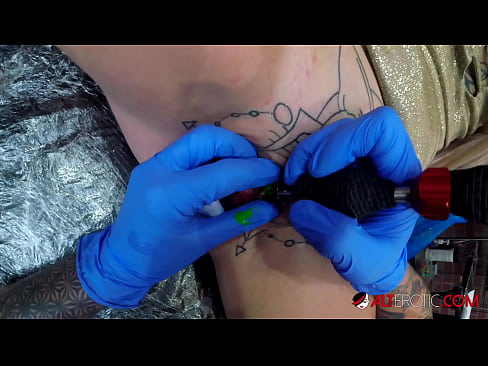 ❤️ Sully Savage mai tsananin jarfa ta yi tattoo a kan kwarin ta ☑ Batsa na Rasha ️❤